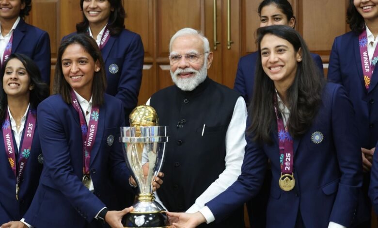 महिला विश्व कप विजेता टीम से मिले पीएम मोदी, हरमनप्रीत और दीप्ति शर्मा से की खास बातचीत