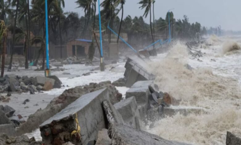 चक्रवात दितवा ने श्रीलंका में मचाई तबाही, अब भारत के तटीय इलाकों में अलर्ट जारी