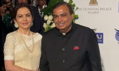 Ambani Family: नीता अंबानी गोल्डन साड़ी में स्टनिंग दिखीं, शाहरुख ने किया जेंटलमैनली जेस्चर, वायरल मोमेंट ने सोशल मीडिया पर छाया