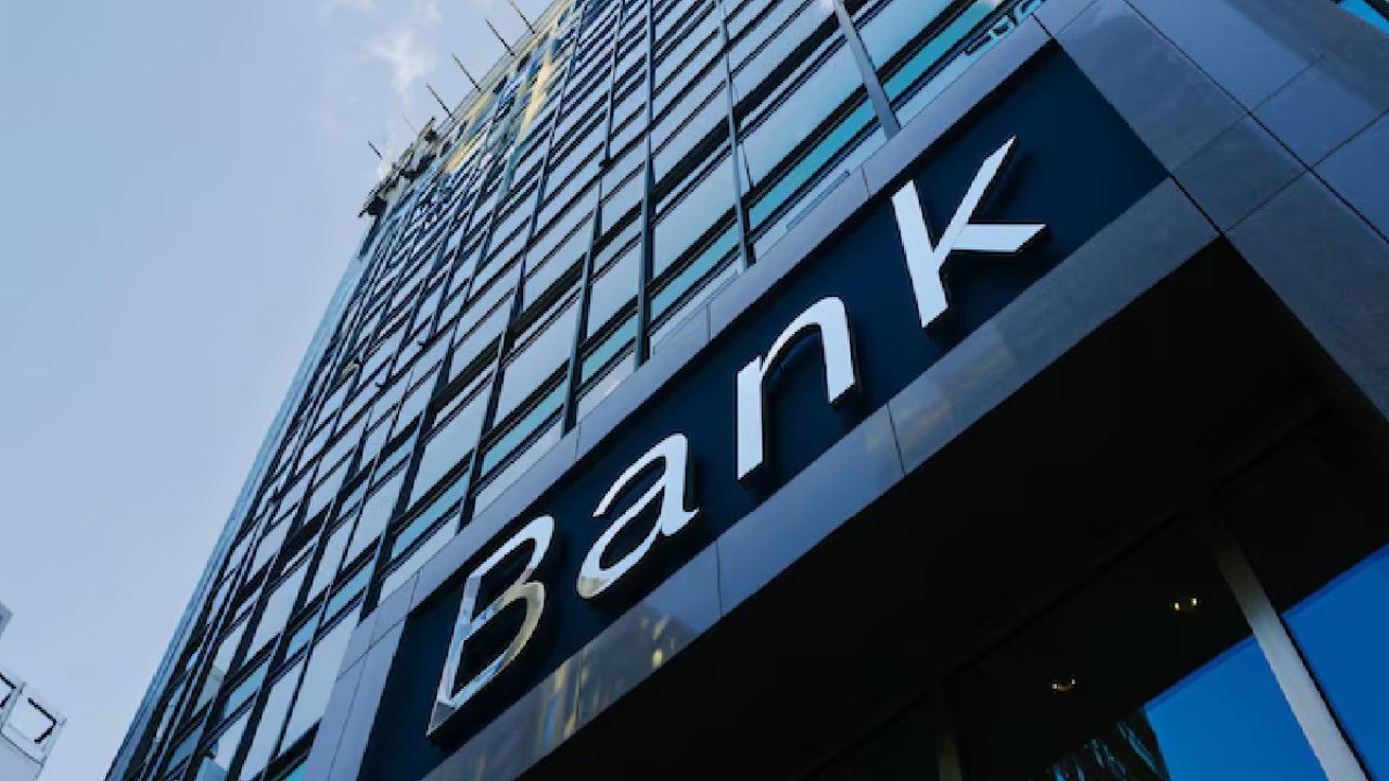 PSU Bank Merger: सार्वजनिक बैंकों का विलय, छोटे बैंक होंगे समाप्त, क्या आपके लेन-देन पर होगा बड़ा असर?