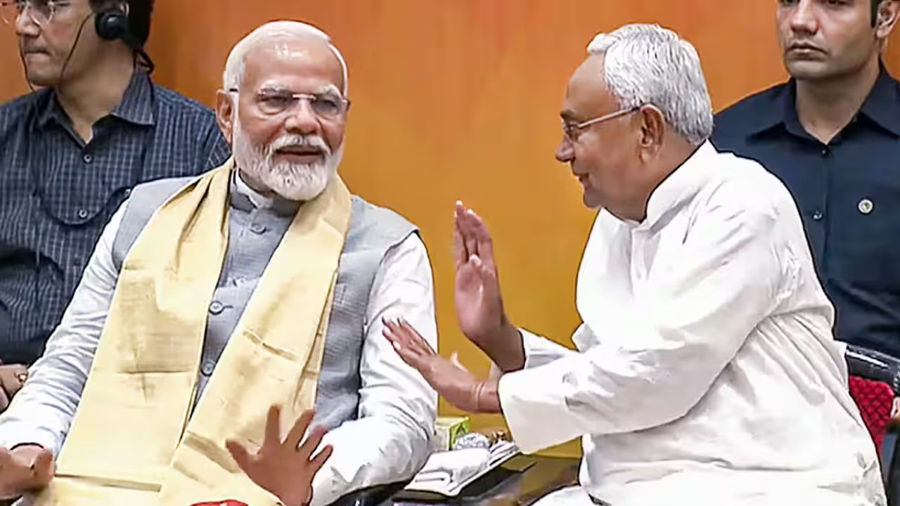 Nitish Kumar Meet PM Modi: बिहार के CM नीतीश कुमार ने PM मोदी से की मुलाकात, उठे कई अहम राजनीतिक सवाल