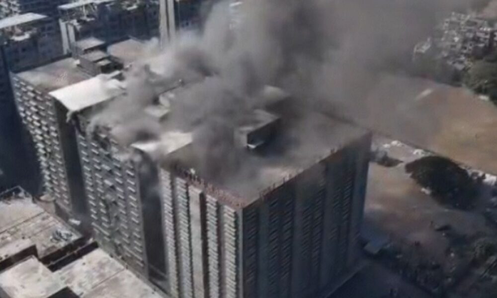 Massive fire in textile market: सूरत में मार्केट की ऊपरी मंजिल से फैली आग, 100 से अधिक फायर अधिकारी ऑपरेशन में लगे