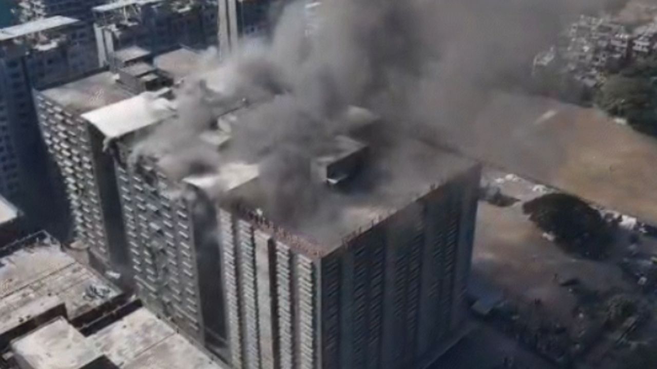 Massive fire in textile market: सूरत में मार्केट की ऊपरी मंजिल से फैली आग, 100 से अधिक फायर अधिकारी ऑपरेशन में लगे