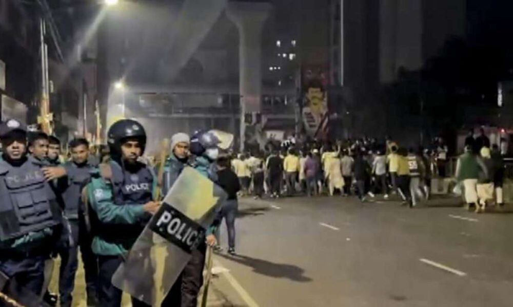 Bangladesh violence: बांग्लादेश में हिंसा पर बड़ा आरोप, पूर्व मंत्री बोले– चुनाव टालने की साजिश रच रही अंतरिम सरकार