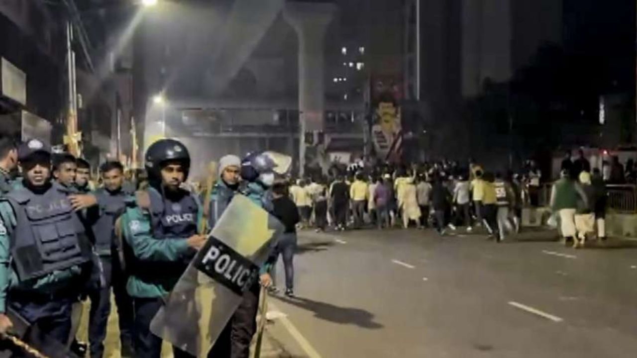 Bangladesh violence: बांग्लादेश में हिंसा पर बड़ा आरोप, पूर्व मंत्री बोले– चुनाव टालने की साजिश रच रही अंतरिम सरकार