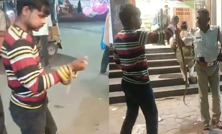 ड्रंक ऑटो चालक की सनक, दस्तावेज मांगने पर पुलिस टीम के सामने निकाल दिया सांप