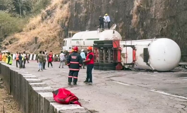 खंडाला घाट में बड़ा हादसा गैस रिसाव से एक्सप्रेसवे बंद यात्रियों की रात गाड़ियों में कटी