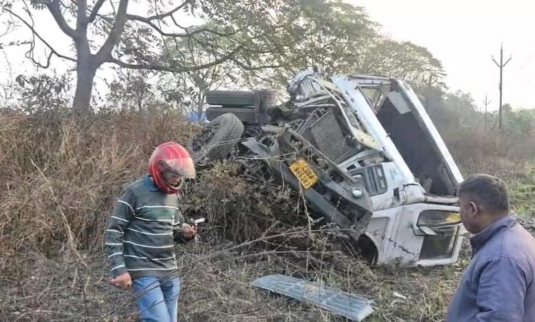 ड्यूटी पर जा रहे जवानों की सड़क हादसे में मौत, झारसुगुड़ा में ट्रक से भीषण टक्कर