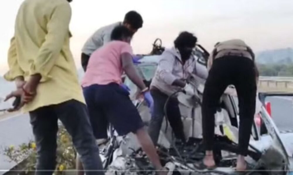 Bengaluru Accident: बेंगलुरु के पास भीषण सड़क हादसा, कार बाइक कैंटर टक्कर में सात की मौत