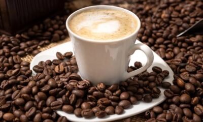 सुबह खाली पेट कॉफी पीना कितना सही? जानिए एक्सपर्ट की राय और सही तरीका