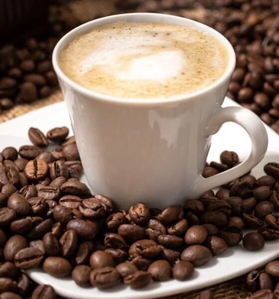 सुबह खाली पेट कॉफी पीना कितना सही? जानिए एक्सपर्ट की राय और सही तरीका