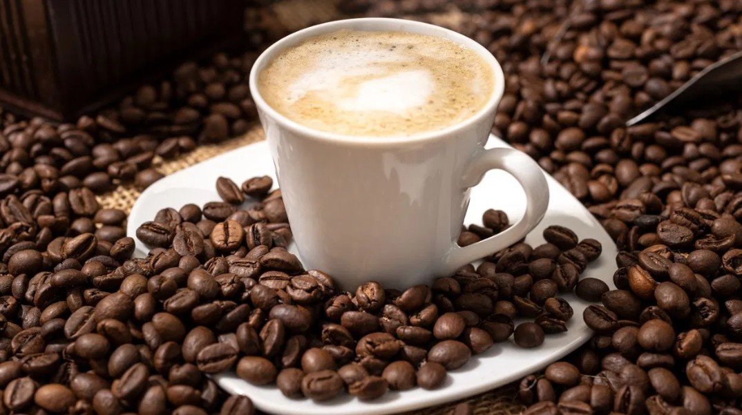 सुबह खाली पेट कॉफी पीना कितना सही? जानिए एक्सपर्ट की राय और सही तरीका