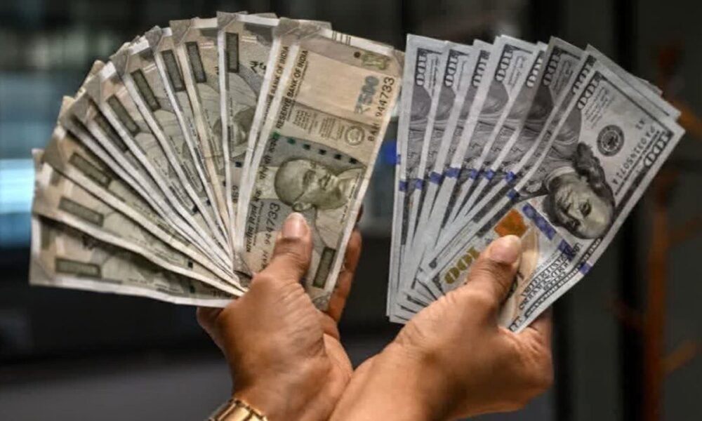 ईरान युद्ध के असर से रुपया रिकॉर्ड निचले स्तर पर, डॉलर के मुकाबले भारी गिरावट