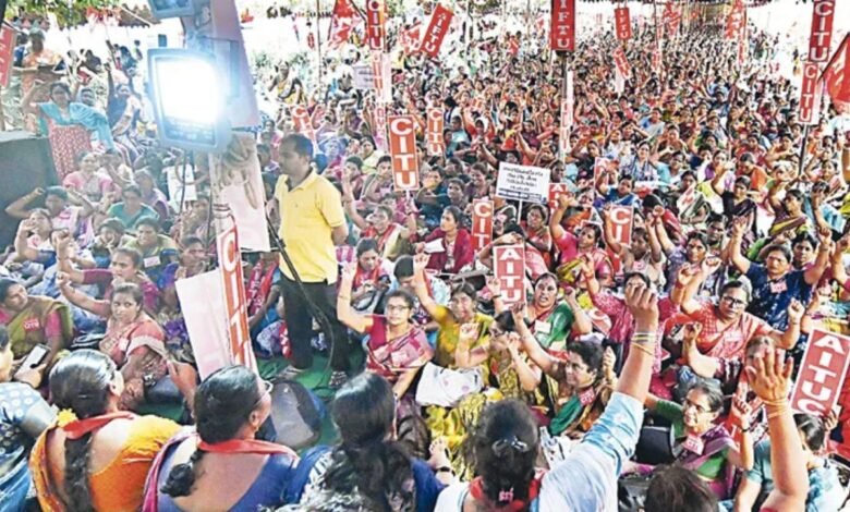 आंध्र प्रदेश में आंगनवाड़ी कार्यकर्ताओं ने विजयवाड़ा में वेतन वृद्धि के लिए धरना शुरू किया
