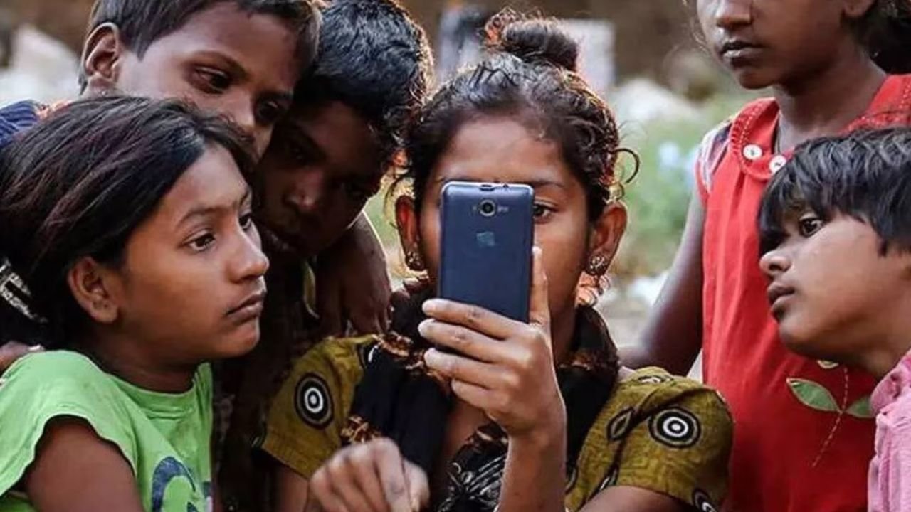 कर्नाटक सरकार की नई डिजिटल डिटॉक्स नीति बच्चों की मोबाइल आदत पर लगाएगी सख्त रोक