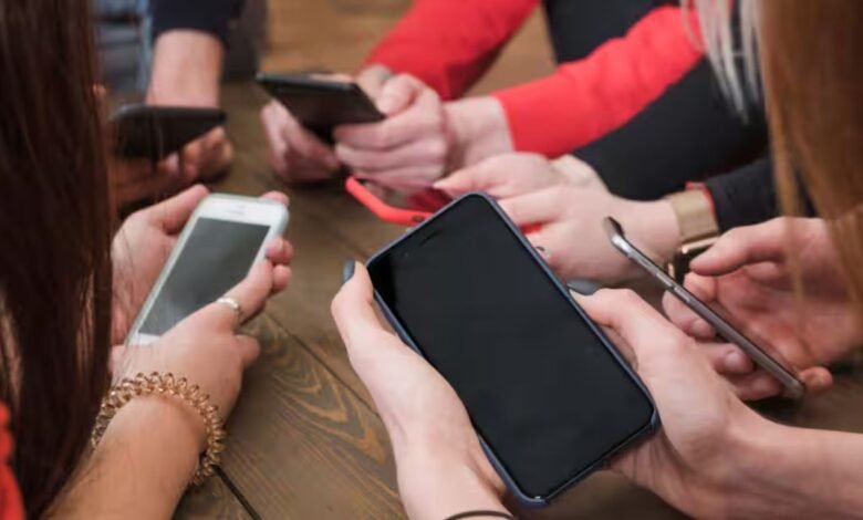 लोग महंगे स्मार्टफोन खरीदने से बच रहे, युद्ध और महंगाई ने बदली खरीदारी की प्राथमिकताएं