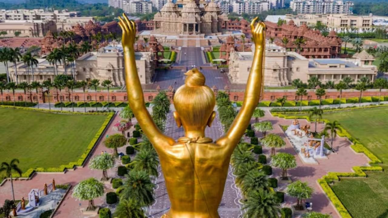 अक्षरधाम में 108 फीट विशाल प्रतिमा की प्राण प्रतिष्ठा देख हर कोई रह गया हैरान