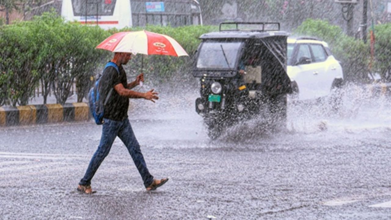 देश के कई हिस्सों में आंधी, गरज-चमक और तेज हवाओं के साथ भारी बारिश की चेतावनी