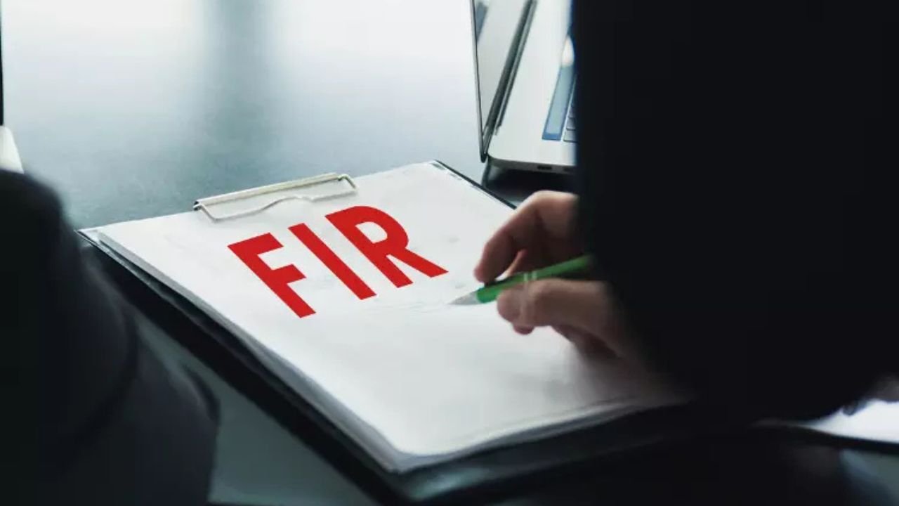 युवती की ईव टीजिंग शिकायत पर थाने में एसएचओ ने कहा चौंकाने वाला वाक्य