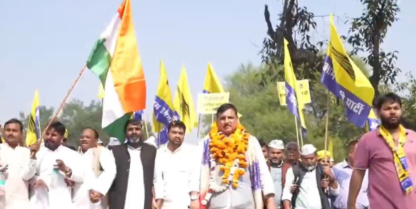 गुजरात में आप प्रदेश अध्यक्ष की गिरफ्तारी पर सियासी घमासान, नेताओं ने उठाए सवाल