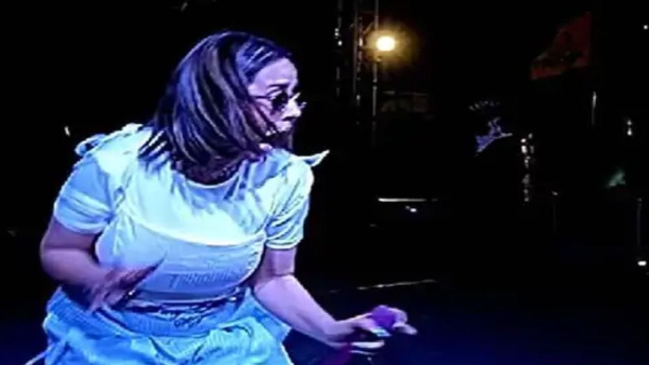 परफॉर्मेंस के दौरान फैन ने किया खतरनाक कदम सुनंदा शर्मा घबराकर भागीं मंच से