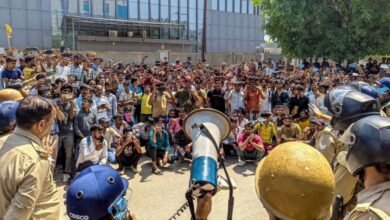 नोएडा में मजदूरों का हिंसक बवाल सैलरी विवाद से मचा बड़ा हंगामा