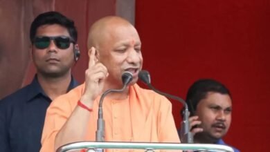 संसद से सड़क तक सियासत तेज, योगी बोले आधी आबादी से माफी मांगे विपक्ष