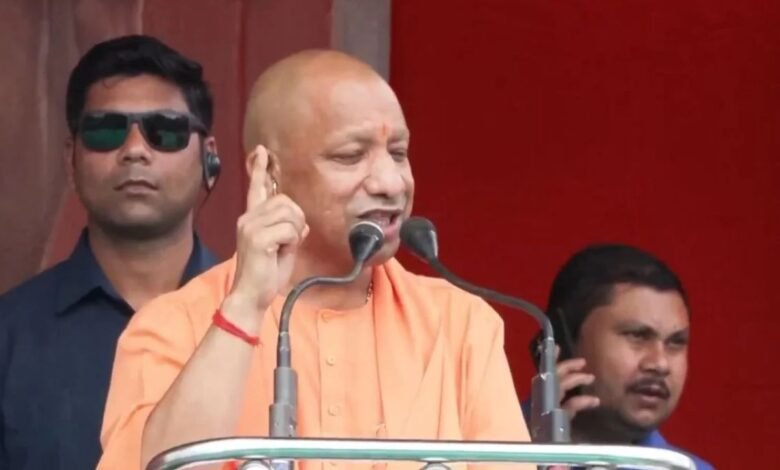 संसद से सड़क तक सियासत तेज, योगी बोले आधी आबादी से माफी मांगे विपक्ष