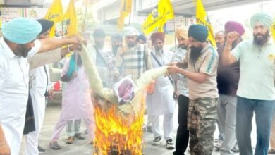 जालंधर में सियासी बवाल, कांग्रेस सांसद सुखजिंदर रंधावा के खिलाफ जोरदार प्रदर्शन