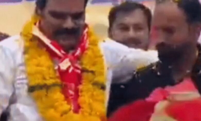 देवास में स्वागत के बीच मंच गिरा, भाजपा कार्यक्रम में अचानक हादसा