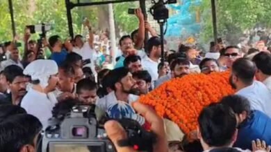 प्रतीक यादव के अंतिम संस्कार में भावुक पल, ससुर ने दी अंतिम विदाई