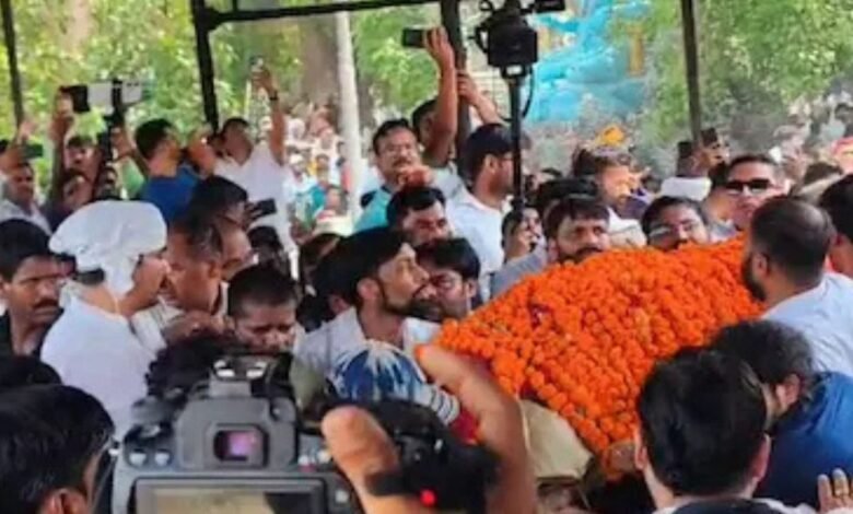 प्रतीक यादव के अंतिम संस्कार में भावुक पल, ससुर ने दी अंतिम विदाई