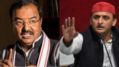 अखिलेश यादव और उपमुख्यमंत्री के बीच सोशल मीडिया पर तीखी सियासी जंग