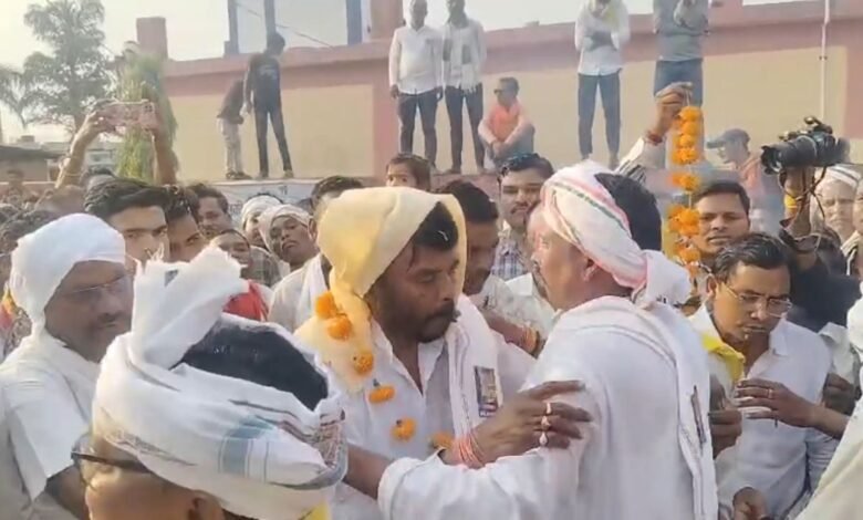 डिंडोरी सामूहिक विवाह में दो विधायकों की अनोखी तस्वीर बनी चर्चा का विषय