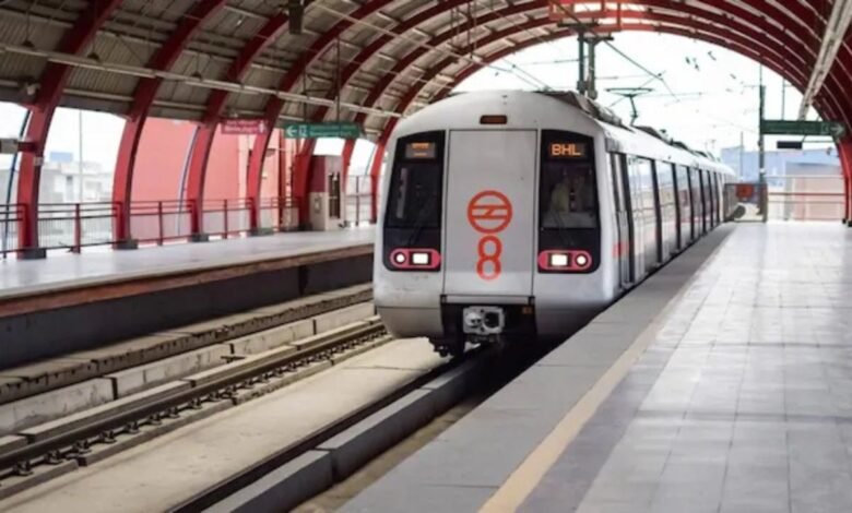भीड़ कम करने के लिए DMRC ने बढ़ाई मेट्रो सेवाएं यात्रियों को बड़ी राहत