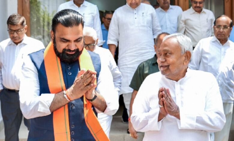 नीतीश मुलाकात के बाद दिल्ली पहुंचे CM मंत्रिमंडल विस्तार का फॉर्मूला तय