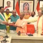 लखनऊ बीजेपी कार्यालय में नतीजों के बाद योगी आदित्यनाथ का बड़ा सेलिब्रेशन