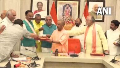 लखनऊ बीजेपी कार्यालय में नतीजों के बाद योगी आदित्यनाथ का बड़ा सेलिब्रेशन