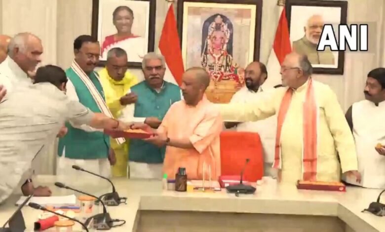 लखनऊ बीजेपी कार्यालय में नतीजों के बाद योगी आदित्यनाथ का बड़ा सेलिब्रेशन