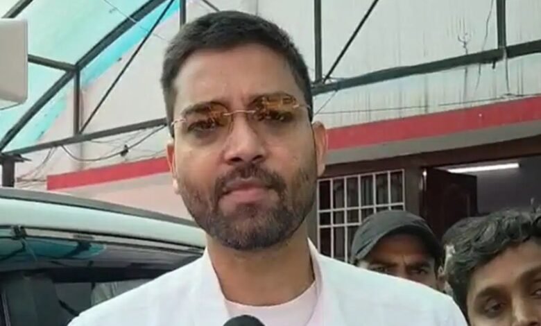 बिहार की सियासत में नया मोड़, क्या मंत्री दीपक प्रकाश की कुर्सी पर मंडरा रहा है खतरा?