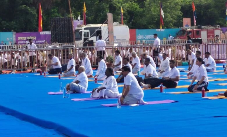 जबलपुर में राष्ट्रपति द्रौपदी मुर्मू ने किया योग, हजारों लोगों ने लिया हिस्सा