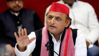 अखिलेश यादव को लेकर लगे विवादित होर्डिंग, यूपी राजनीति में हलचल