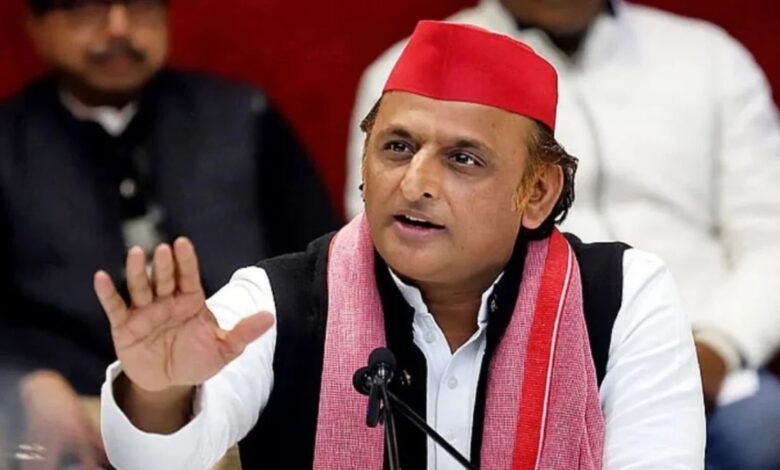 अखिलेश यादव को लेकर लगे विवादित होर्डिंग, यूपी राजनीति में हलचल