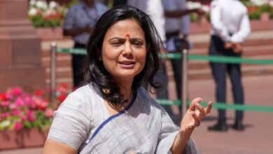 महुआ मोइत्रा ने की शुभेंदु अधिकारी की तारीफ, बंगाल की राजनीति में बढ़ी चर्चा
