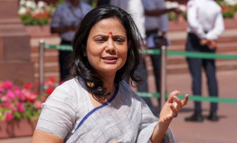 महुआ मोइत्रा ने की शुभेंदु अधिकारी की तारीफ, बंगाल की राजनीति में बढ़ी चर्चा