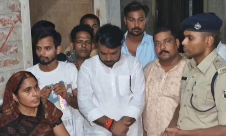 भरत तिवारी एनकाउंटर केस में नया मोड़, पीड़ित परिवार से मिले बीजेपी विधायक आनंद मिश्रा, CID जांच की मांग