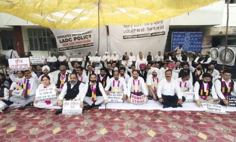 LADC नीति के विरोध में जालंधर बार एसोसिएशन का आंदोलन तेज, 21वें दिन 34 वकील भूख हड़ताल पर बैठे