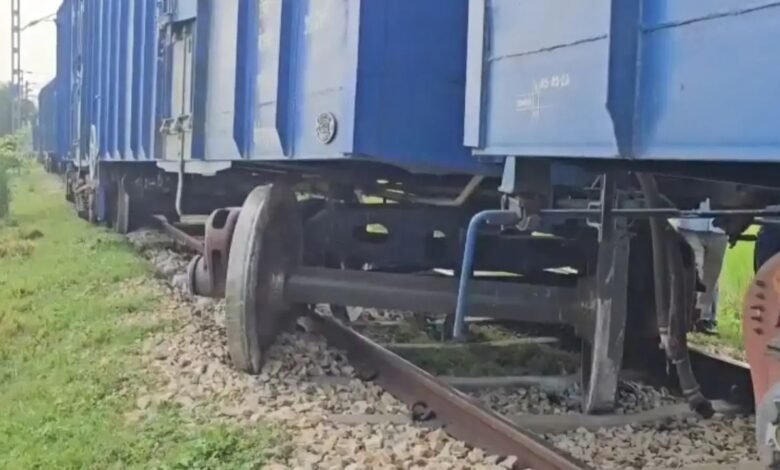अमेठी में बड़ा रेल हादसा टला, खाद से लदी मालगाड़ी के 7 डिब्बे पटरी से उतरे