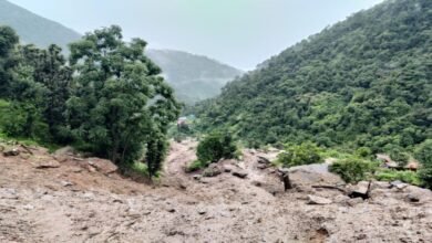 चंबा में लैंडस्लाइड का कहर, घर पर गिरा सौ क्विंटल से ज्यादा वजनी पत्थर
