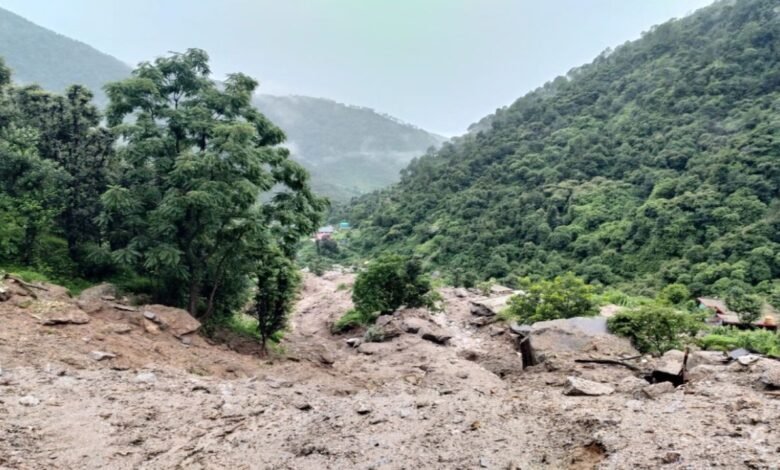 चंबा में लैंडस्लाइड का कहर, घर पर गिरा सौ क्विंटल से ज्यादा वजनी पत्थर